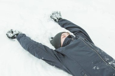 Şapkanı ve Paltonu karda bırakmasını çocuk