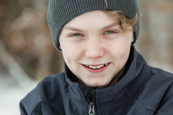 Красивый молодой мальчик с дружелюбной улыбкой — стоковое фото