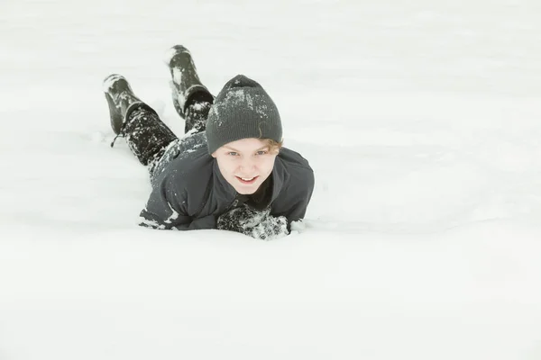 Podekscytowany dziecko ustanawiające w śniegu — Zdjęcie stockowe