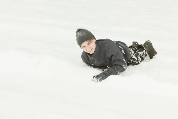 Soltero jugando en la nieve —  Fotos de Stock