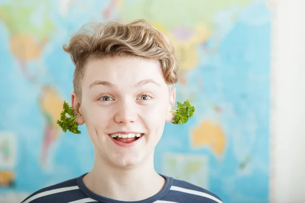 เด็กชายที่มีความสุขกับผักชีฝรั่งในหู — ภาพถ่ายสต็อก