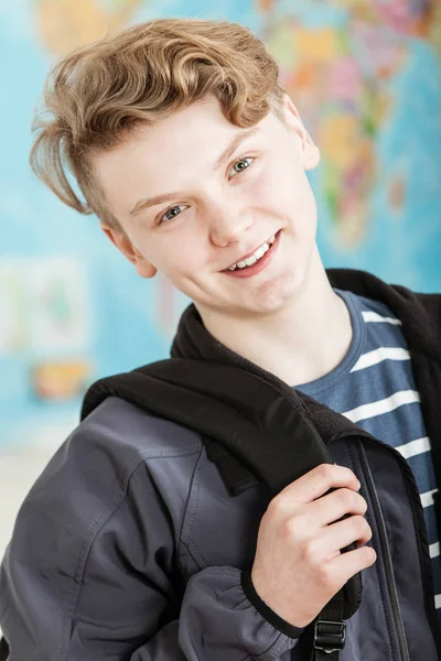 Glimlachend Boy permanent in de klas houden knapzak — Stockfoto