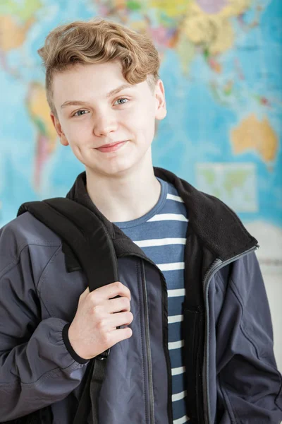 Glimlachend Boy permanent in de klas houden knapzak — Stockfoto