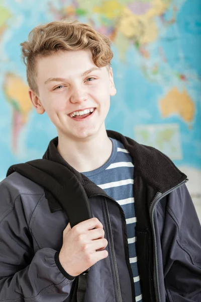 Glimlachend Boy permanent in de klas houden knapzak — Stockfoto