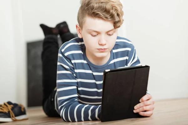 Chlapec při pohledu na počítači tablet — Stock fotografie
