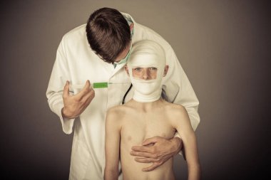 Doktor enjeksiyon çocuklar boynundan makin