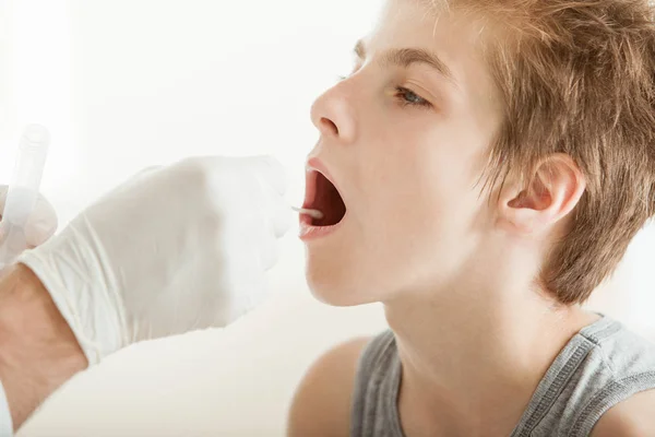 Fiú megnyitása a szájban a orvosi kivizsgálás — Stock Fotó