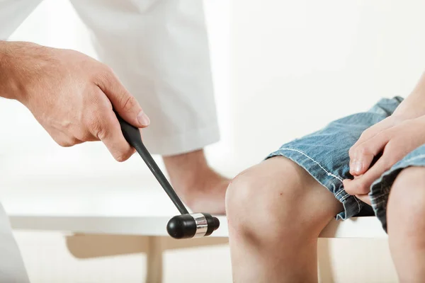 Çocuklar diz patellar refleks testi