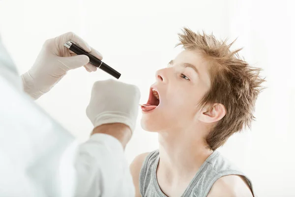 Joven chico teniendo garganta examen — Foto de Stock