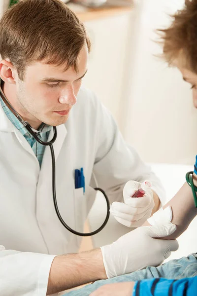 Giovane pediatra che fa un esame del sangue — Foto Stock