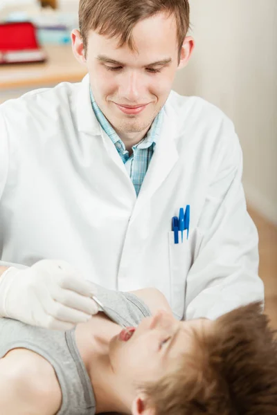 Odontoiatra fare bambino esame — Foto Stock