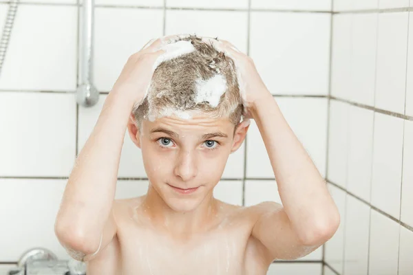 少年は、シャワーで頭を洗う — ストック写真