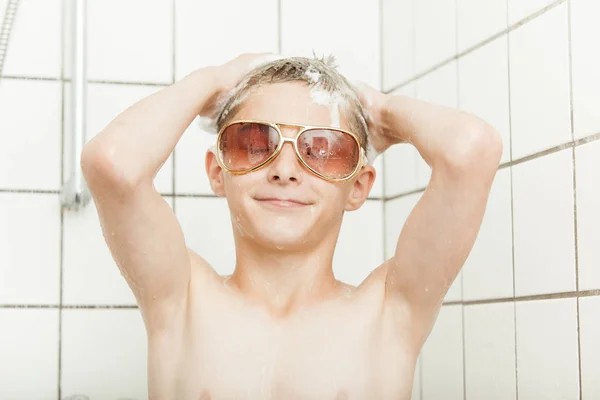 Joven duchándose en gafas de sol — Foto de Stock