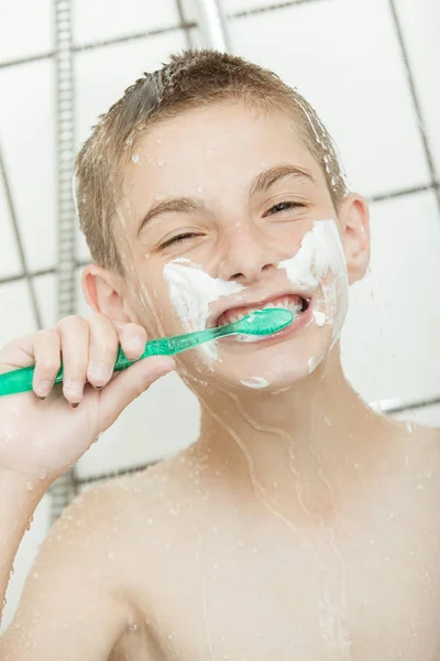 Niño payaso mientras se cepilla los dientes — Foto de Stock