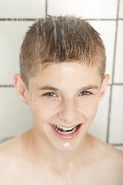Lächelnder kleiner Junge in der Dusche — Stockfoto