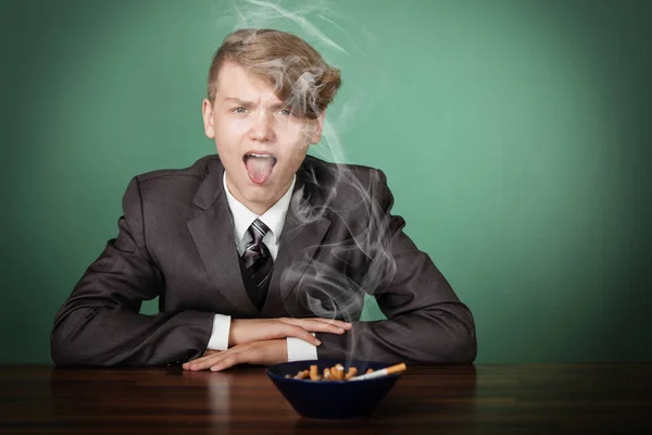 タバコの灰皿とデスクの少年 — ストック写真