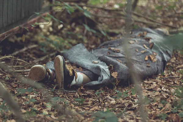 Moordslachtoffer verpakt in dekzeil — Stockfoto