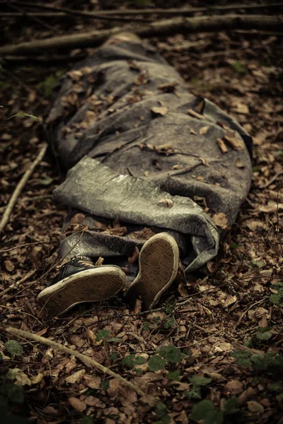 Corps de la victime de meurtre enveloppé dans un drap — Photo