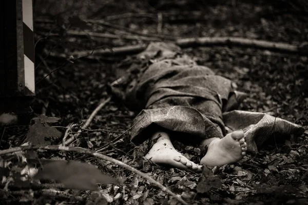 Voeten van lijk tot op grond — Stockfoto