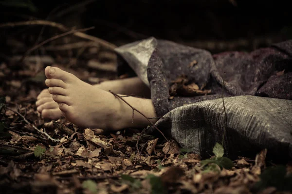 Pies desnudos de cadáver humano en el bosque — Foto de Stock