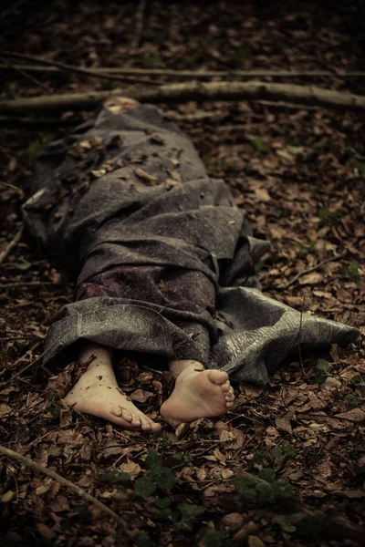 Moordslachtoffer liegen bedekt met bladen — Stockfoto