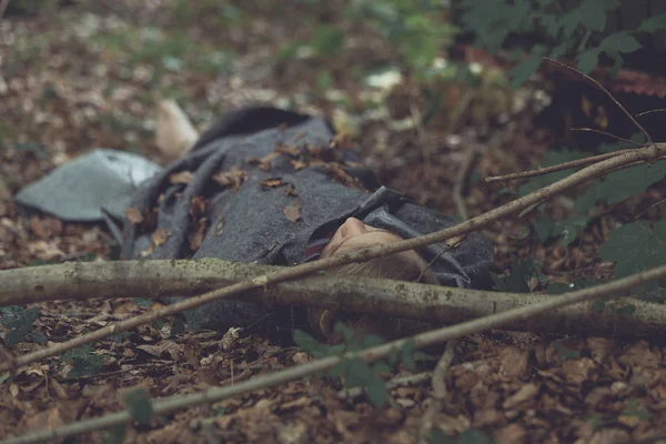 Vítima de homicídio escondida na floresta — Fotografia de Stock