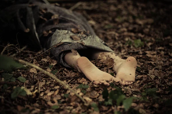 Dead body feet on the ground — Stock Photo, Image