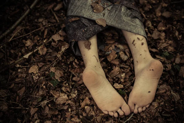 Dead body feet in leaves — Stock Photo, Image