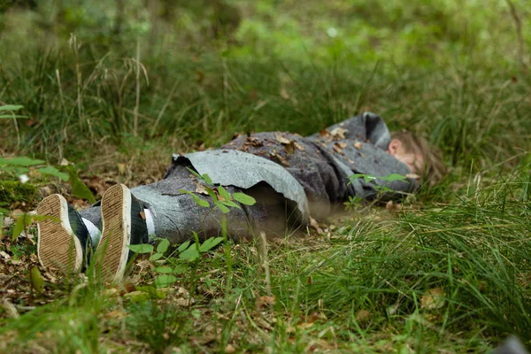Corps adolescent mort dans l'herbe — Photo