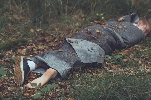 Corpo della vittima di omicidio avvolto in lenzuola — Foto Stock