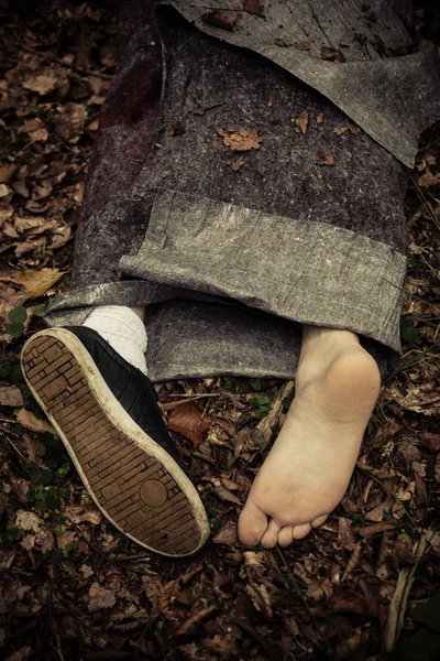 Πόδια του πτώμα τυλιγμένο σε μουσαμά — Φωτογραφία Αρχείου