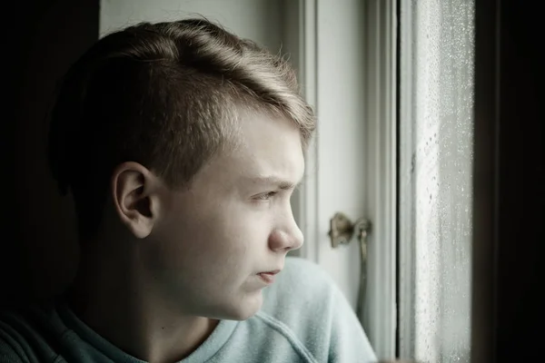 Close-up portret van een Kaukasische tiener jongen — Stockfoto