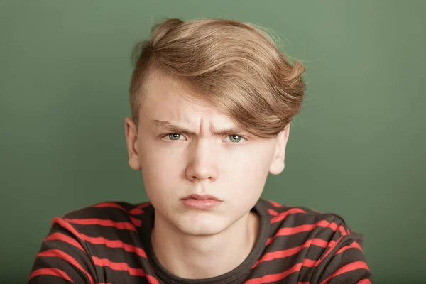 Nukkig jonge tiener met een felle scowl — Stockfoto
