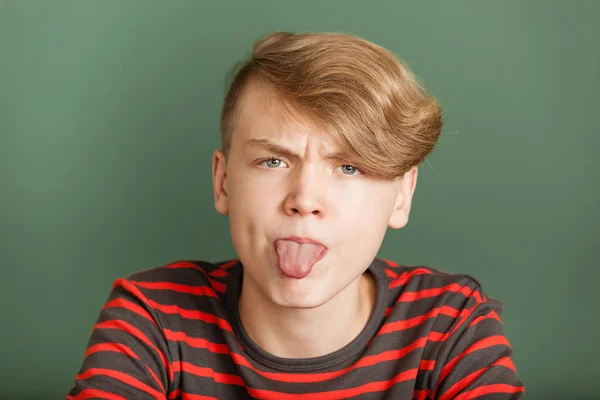 Onbeleefd tiener zijn tong uitsteekt — Stockfoto