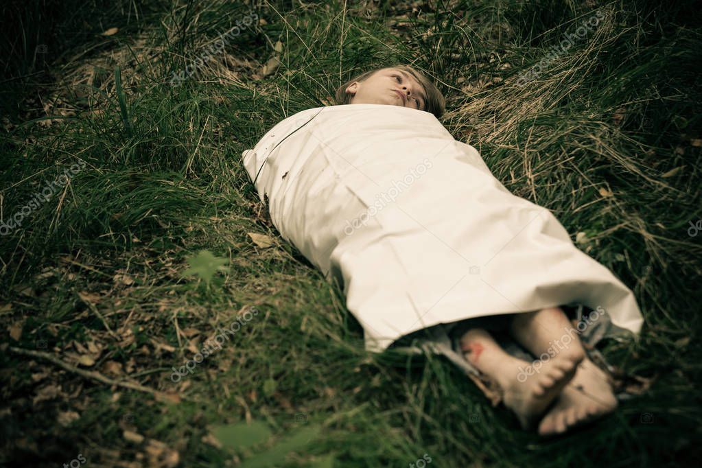 Dead body of young male murder victim — Stock Photo