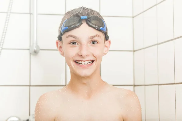 Jaunty petit garçon sous la douche — Photo