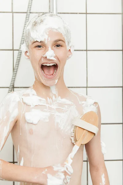Divertido amante joven disfrutando de su ducha — Foto de Stock