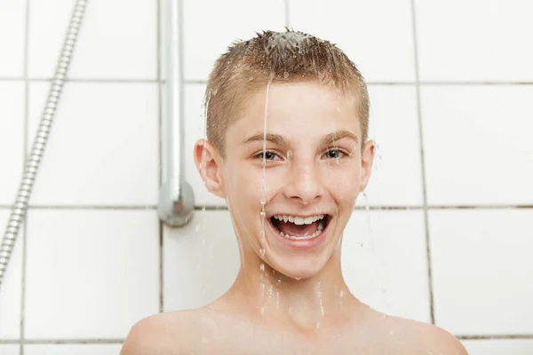 Vivacious young boy laughing in the shower — Stockfoto