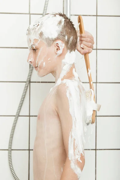 Piccolo ragazzo che si insapona sotto la doccia — Foto Stock