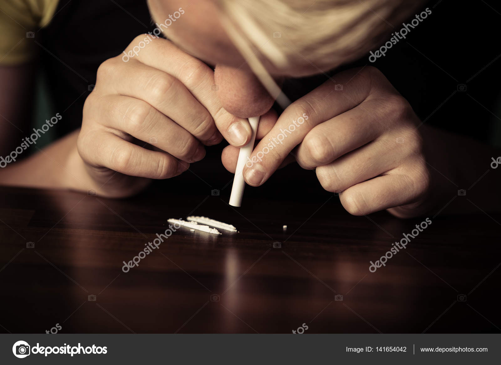 Adolescent garçon sniffer cocaïne image libre de droit par jhandersen ©  #141654042