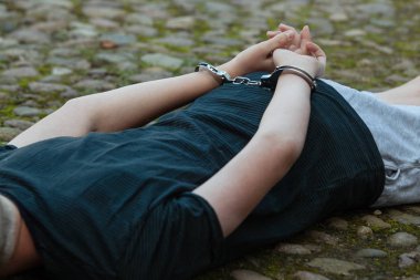 Genç çocuk polis tarafından tutuklandı