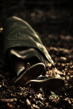 Çocuklar ceset dışarı karanlıkta woodland içinde yalan