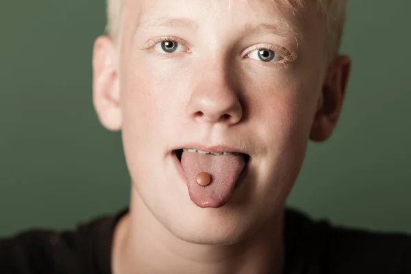 Tonårspojke tar sin medicin — Stockfoto