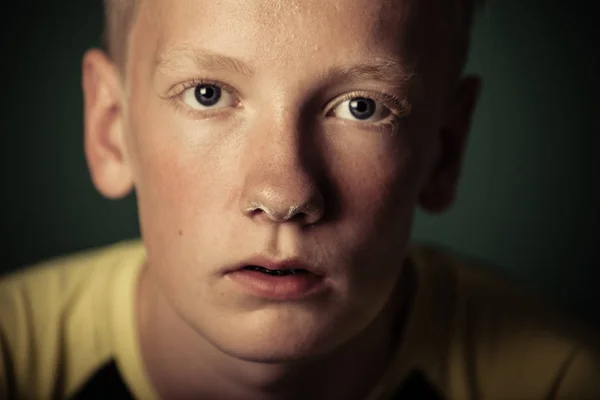 Jongen met sporen van cocaïne op zijn neusgaten — Stockfoto