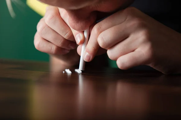 Niño olfateando cocaína cristalina — Foto de Stock