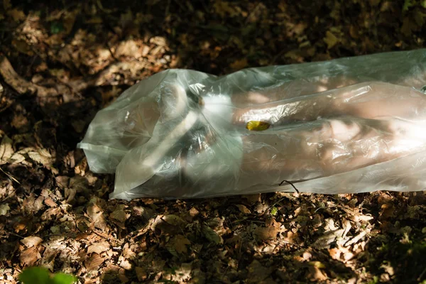 Jambes d'un corps de garçon mort enveloppé dans du plastique — Photo