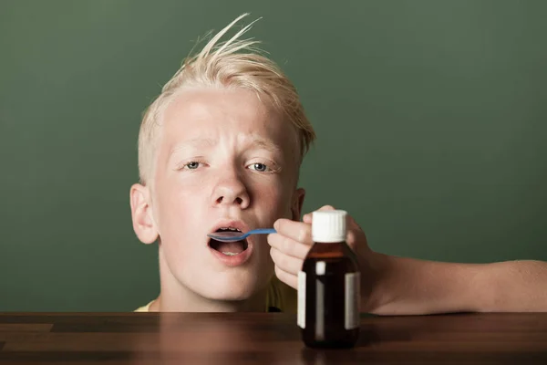 Niño enfermo tomando medicación oral — Foto de Stock