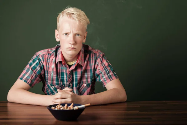 Fruncir el ceño desafiante adolescente con cigarrillos — Foto de Stock