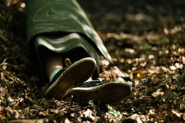 Cadáver envuelto de un niño en un bosque — Foto de Stock