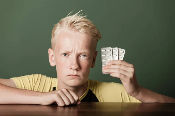 薬を保持している 10 代の少年をしかめ — ストック写真